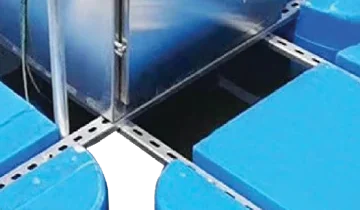 Slotted steel channel frame crossing between the floats