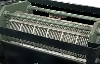 Slotted stainless steel filter screen around the press screw
